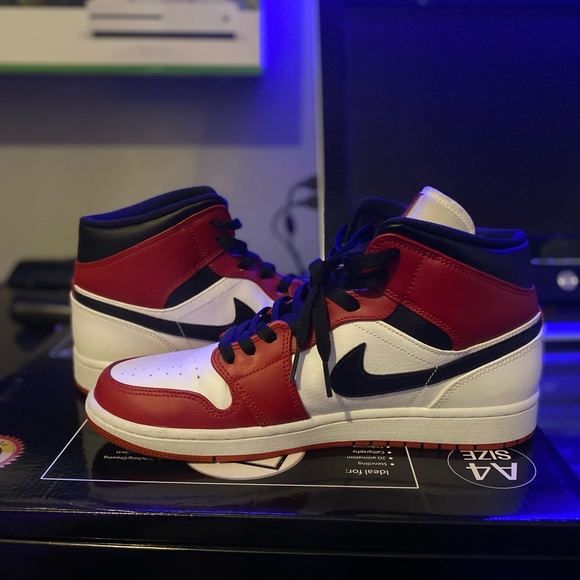Jordan 1 Chicago with a hoodie - Picture 3 of 4